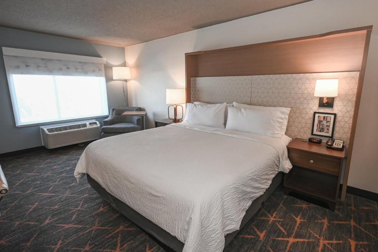 Holiday Inn Cleveland-Mayfield By Ihg Bagian luar foto