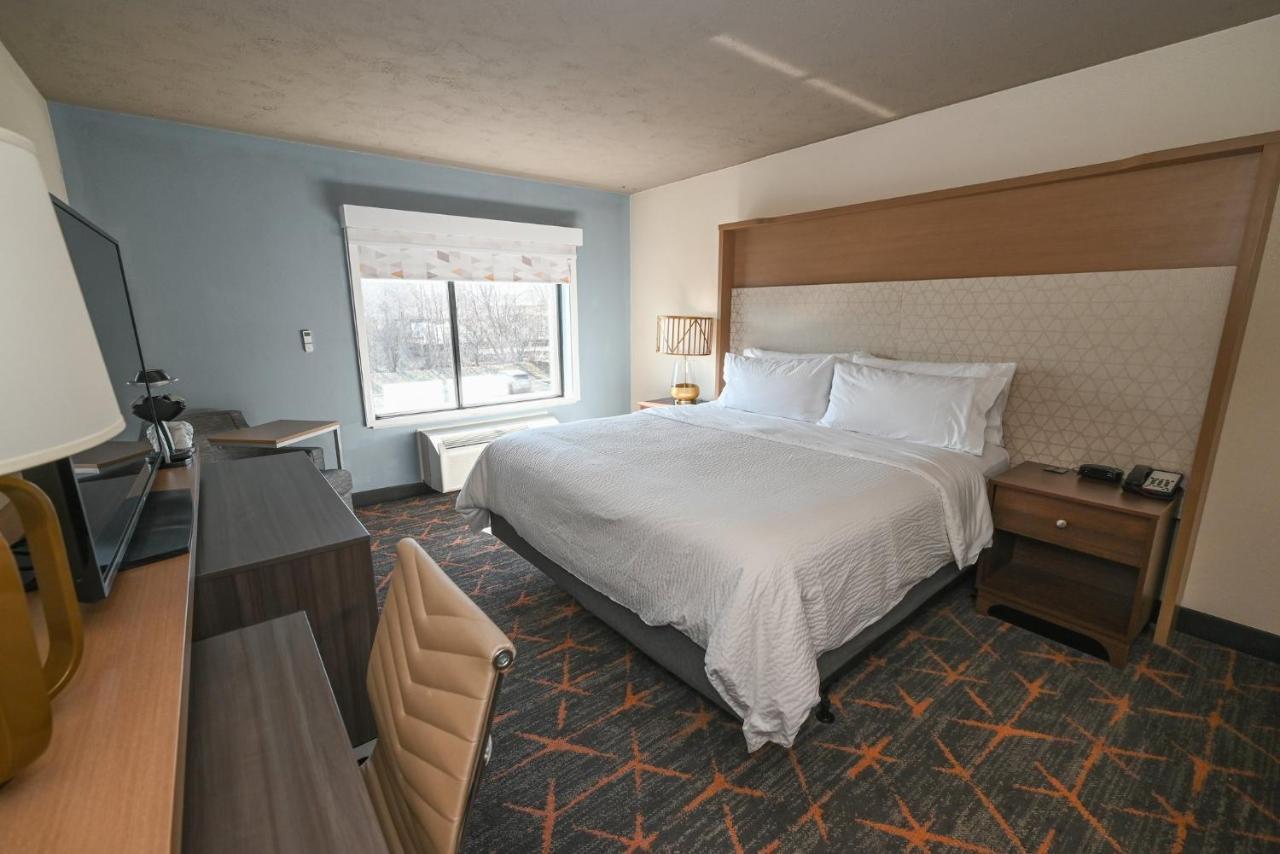 Holiday Inn Cleveland-Mayfield By Ihg Bagian luar foto