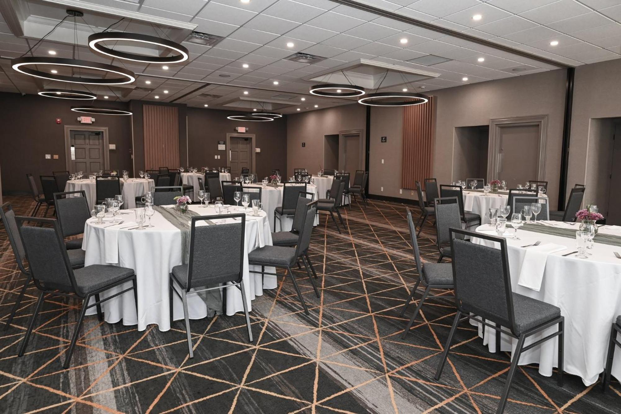 Holiday Inn Cleveland-Mayfield By Ihg Bagian luar foto