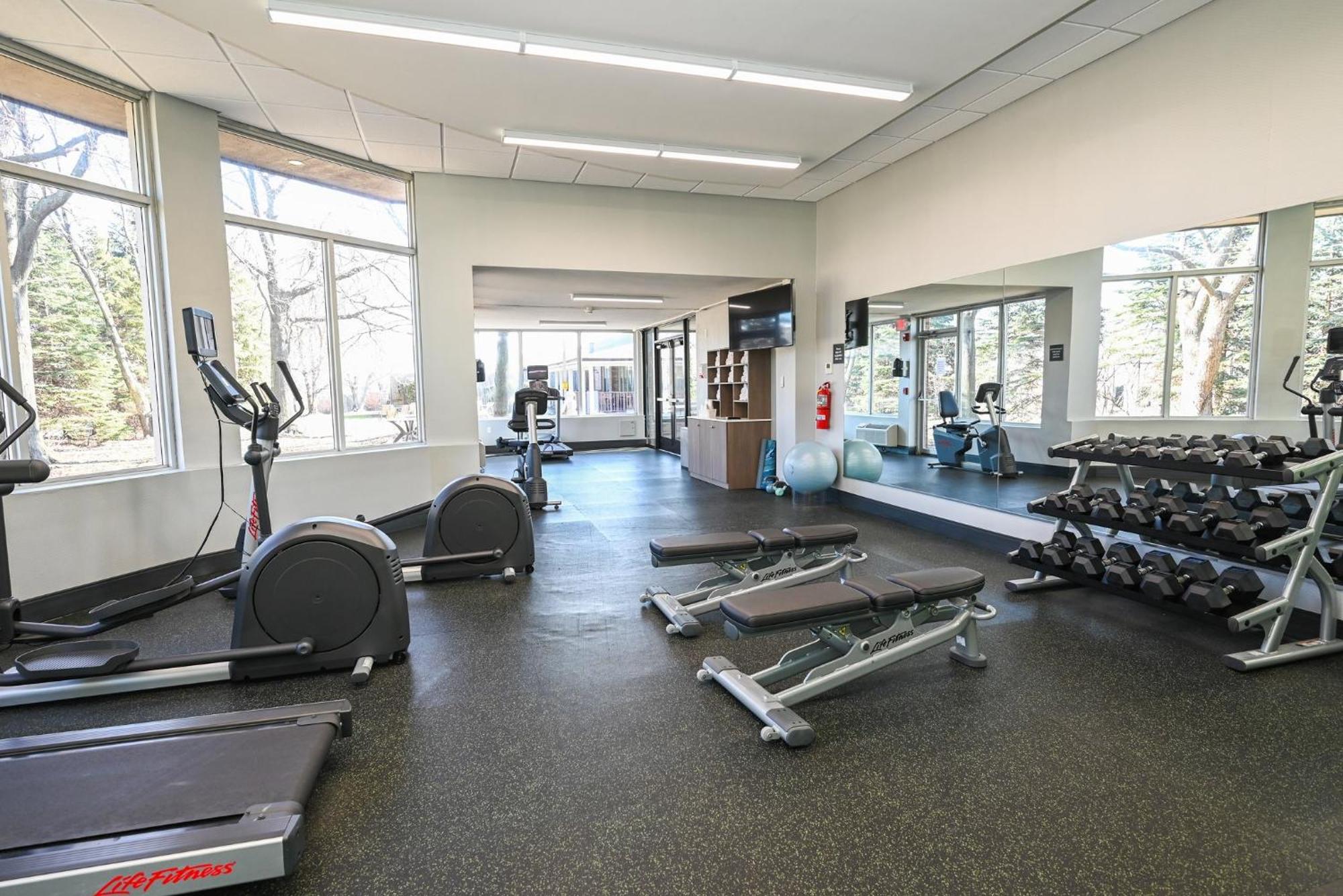 Holiday Inn Cleveland-Mayfield By Ihg Bagian luar foto