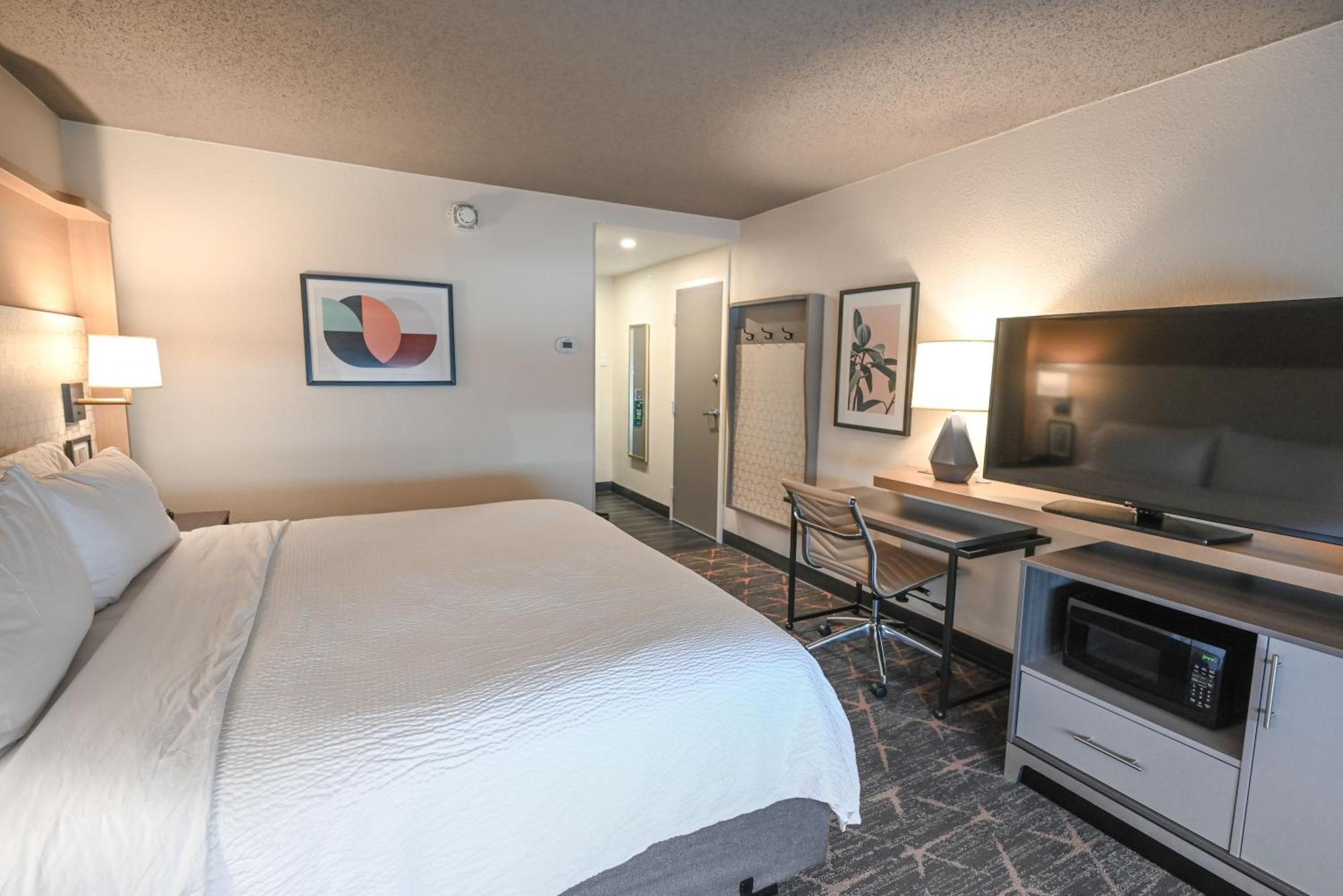 Holiday Inn Cleveland-Mayfield By Ihg Bagian luar foto